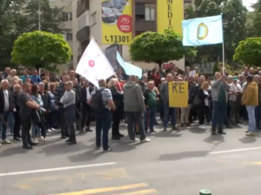 Protestojnë punonjësit e “Pyjeve Kombëtare” në Maqedoni, dy muaj nuk kanë marrë paga