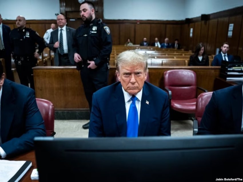Hiqen dy prej anëtarëve të jurisë të përzgjedhur për gjyqin penal ndaj ish-presidentit Trump