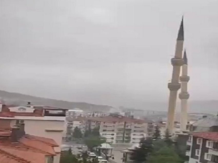 ​Era shemb minaren e xhamisë në Turqi