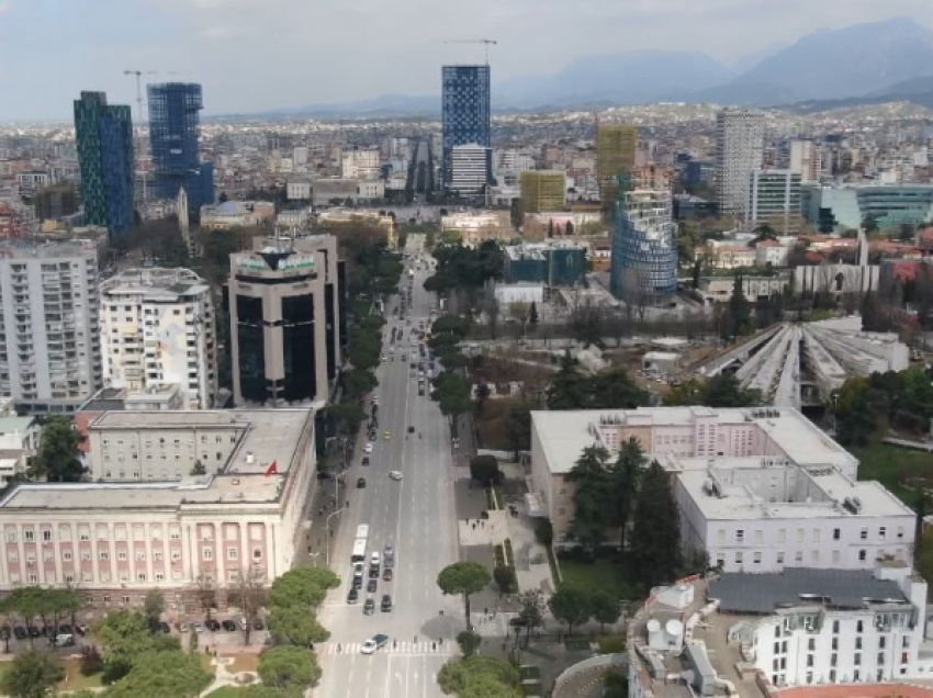 Vlerësimi i Moody’s për Shqipërinë/ Parashikon që borxhi publik të zbresë në 56.3% në vitin 2024 dhe ekonomia të rritet me 3.5%