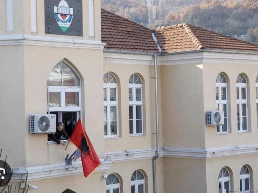 Shkarkimi i kryetarit të komunës së Preshevës, “Rithemelimi”: Akt brutal albanofob i Putinit të vogël Vuçiç, komuniteti ndërkombëtar ta dënojë