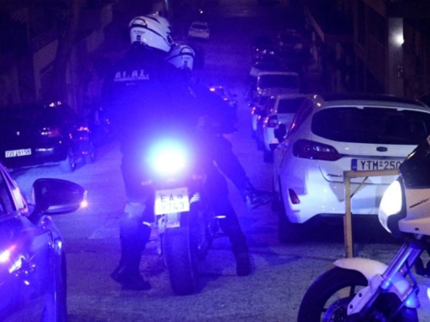 U përleshën për një xhaketë, 15-vjeçari shqiptar ther me thikë bashkëmoshatarin në Greqi