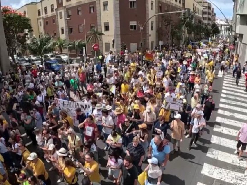 Protesta masive në Spanjë: Modeli i turizmit masiv po shkatërron ishullin dhe jetën e banorëve