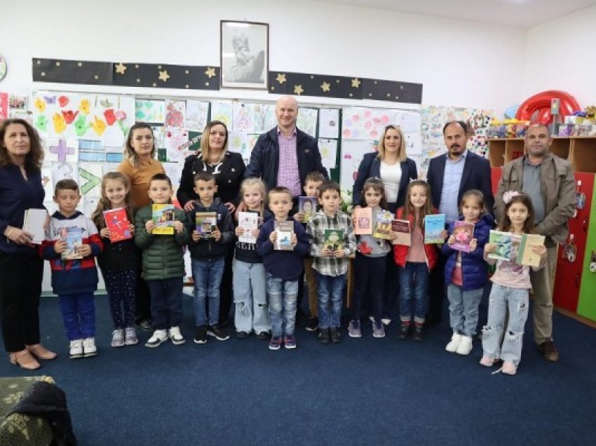 ​Kryetari Aliu në Ditën Dotërore Librit u dhuron libra nxënësve të klasës së parë