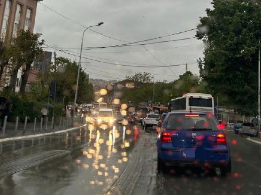 Policia e Kosovës apelon për kujdes të shtuar gjatë ngasjes kur ka shi