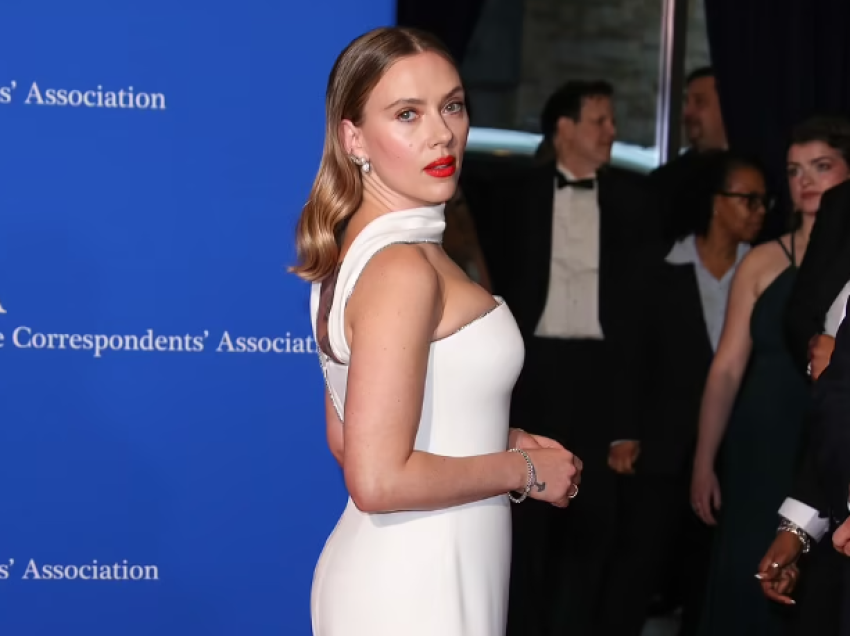 Scarlett Johansson duket si hyjneshë me të bardha