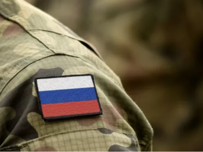 Bëri flokët me ngjyrat e flamurit të Ukrainës, i riu rus akuzohet për diskreditim të ushtrisë