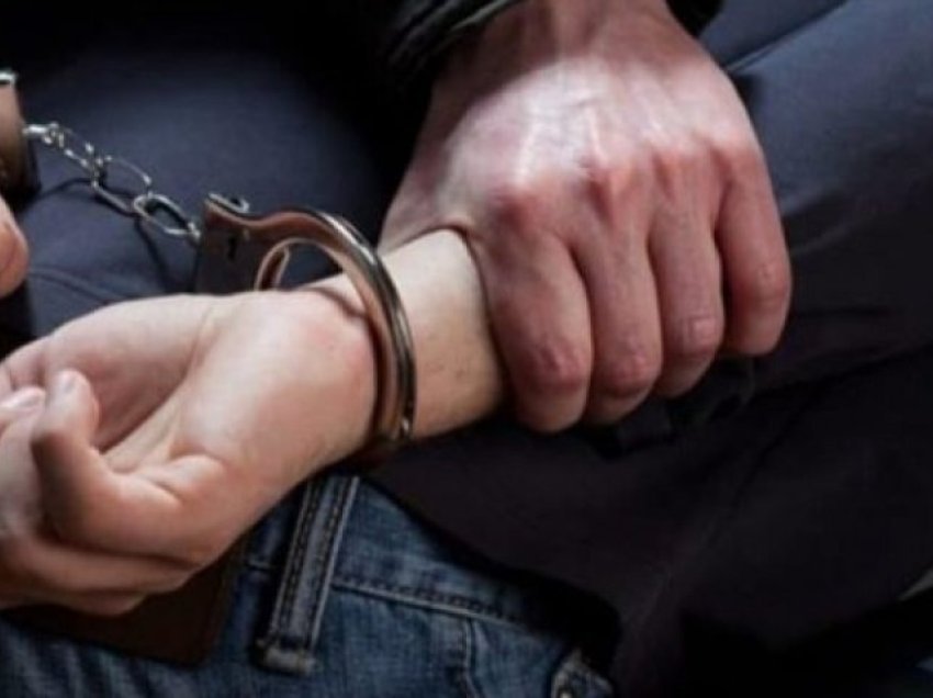 Ishte dënuar me burgim për shkak të bashkëjetesës me një të mitur – policia vë në pranga gjilanasin