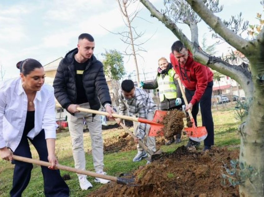Mbillen pemë pranë shkollës “Sevasti Qirjazi”, Veliaj: Kemi krijuar një park të vogël për komunitetin e zonës