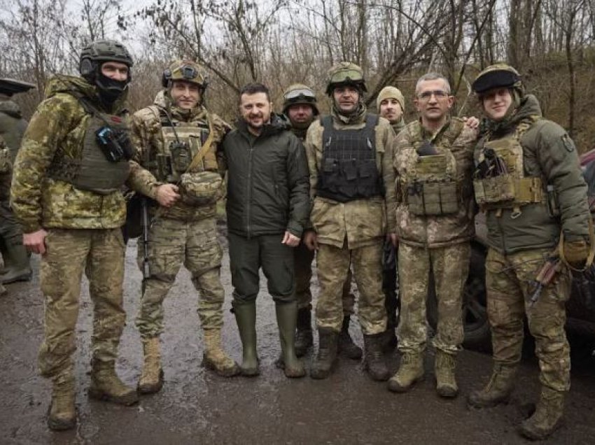 Zelenskyy viziton ushtarët në terren: Faleminderit për shkatërrimin e armikut