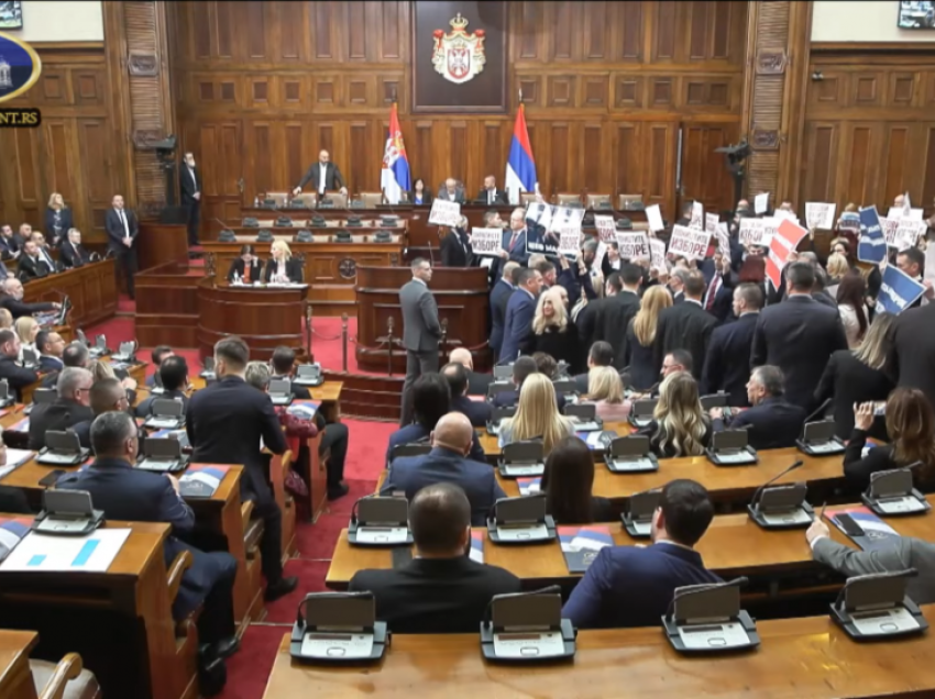 Konstituohet parlamenti serb, në mes afisheve e fishkëllimave