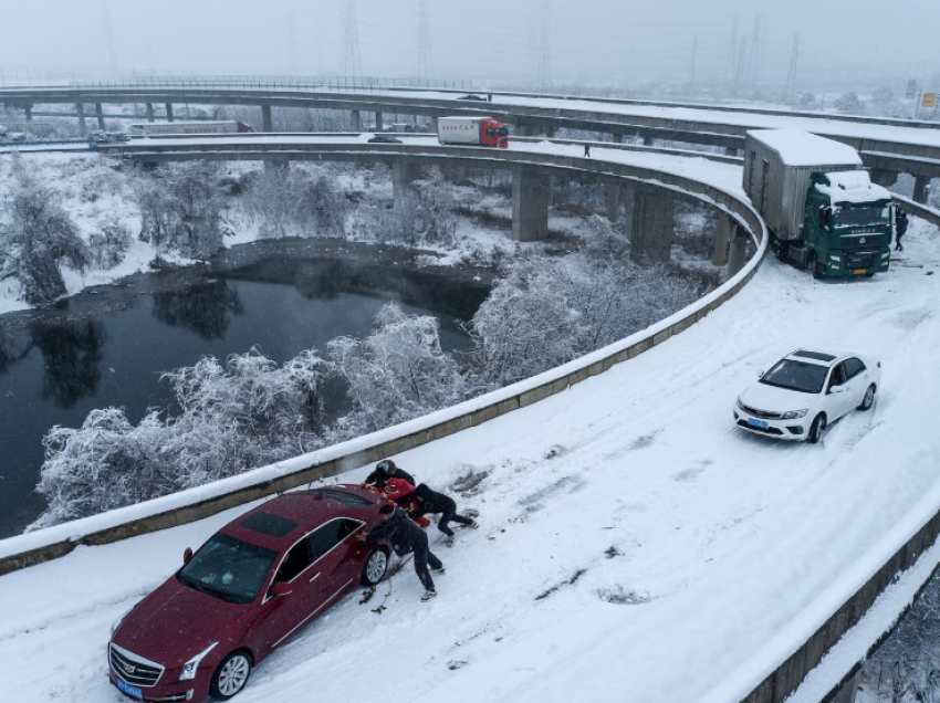 Bora bllokon autostradën e Kinës