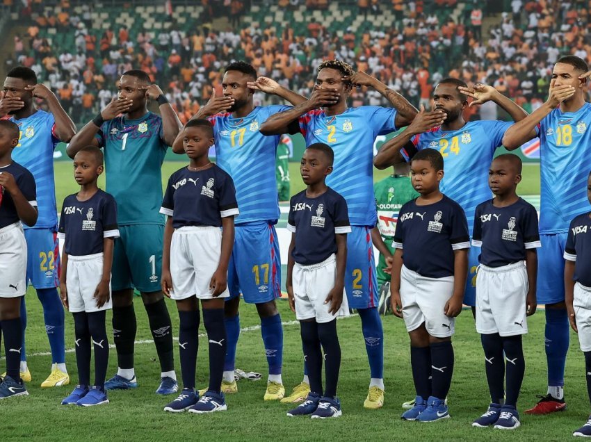 Dora në formë arme në kokë dhe goja e mbyllur, protesta unike e lojtarëve gjatë himnit në Kupën e Afrikës