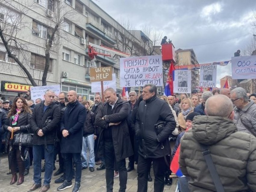Të kërcënuar me vende pune, serbët detyrohen të marrin pjesë në protestën në veri