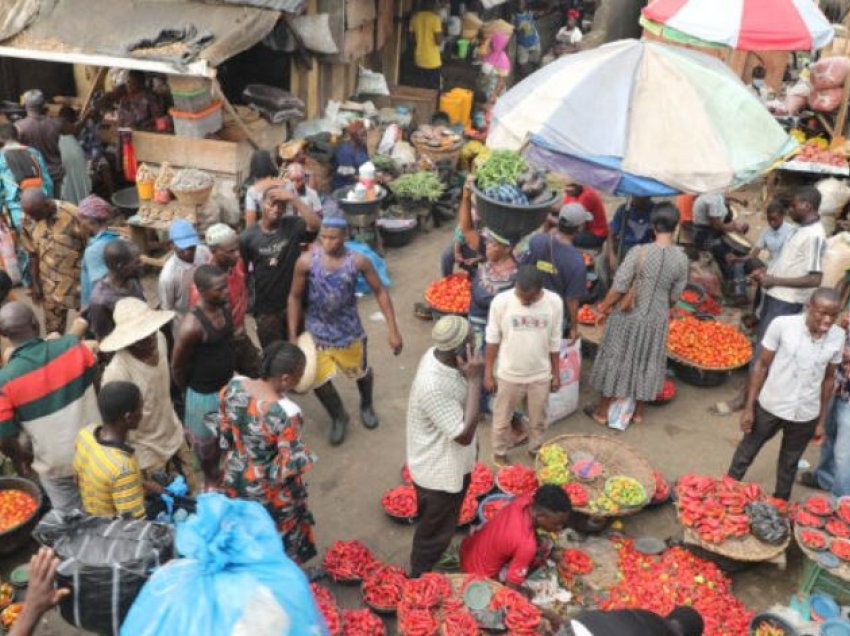 Kriza më e rëndë ekonomike në Nigeri/ Valuta bie në nivel të ulët rekord, ndërsa inflacioni rritet