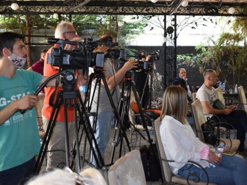 Sindikata e gazetarëve nxit vigjilencë, politikanët të paralajmërohen për sulmet ndaj mediave