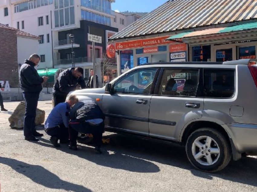 Parkime të gabuara në Bulqizë, policia vendos gjoba dhe bllokon mjetet