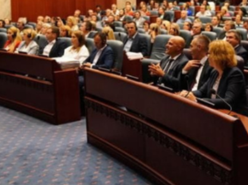Deputetët votuan kundër propozim ligjit për zgjatjen e vlefshmërisë së dokumenteve të udhëtimi me emrin e vjetër të Maqedonisë