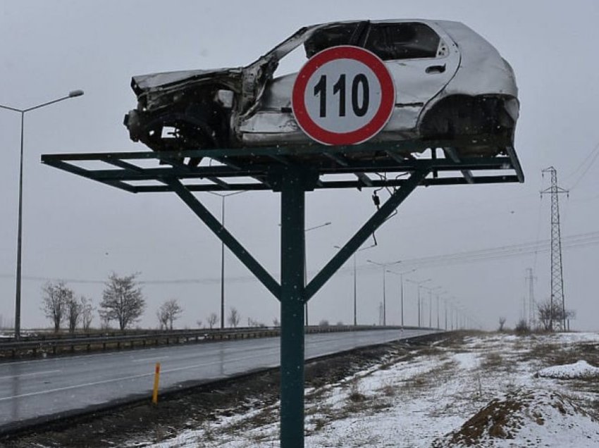 Një fushatë e pazakontë në Turqi: Automjetet e aksidentuara shfaqen si paralajmërim për të gjithë shoferët