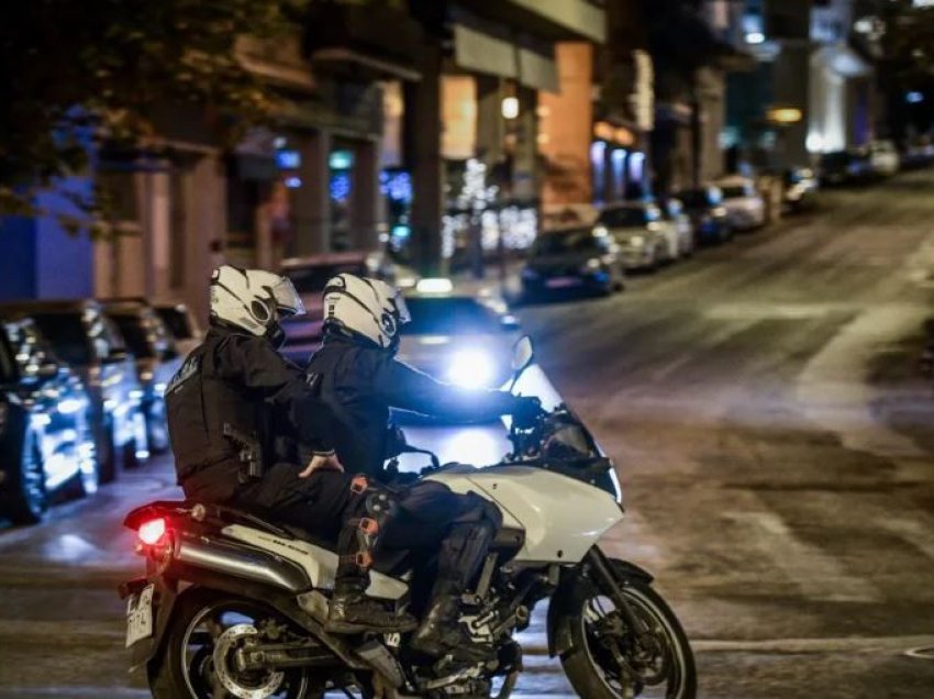Po udhëtonin me motoçikletë të vjedhur, policia greke ndjek dhe arreston të 19-vjeçarin shqiptar - bashkëpunëtori i tij u arratis