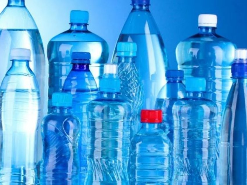 Studimi: Uji në shishe përmban mesatarisht çerek milion copa nanoplastikë të padukshme! Mund të shkaktojnë kancer