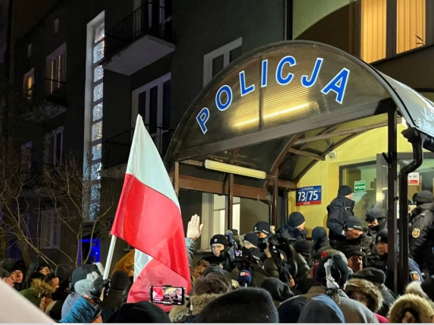 Arrestimi i ish-zyrtarëve të qeverisë thellon krizën politike në Poloni