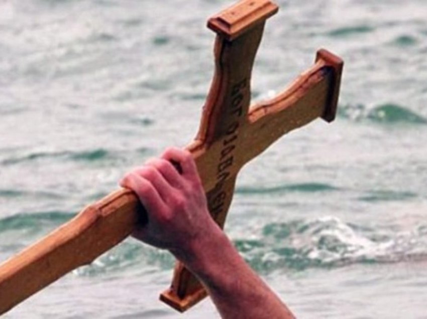 Besimtarët ortodoksë në RMV kremtojnë Ujin e Bekuar
