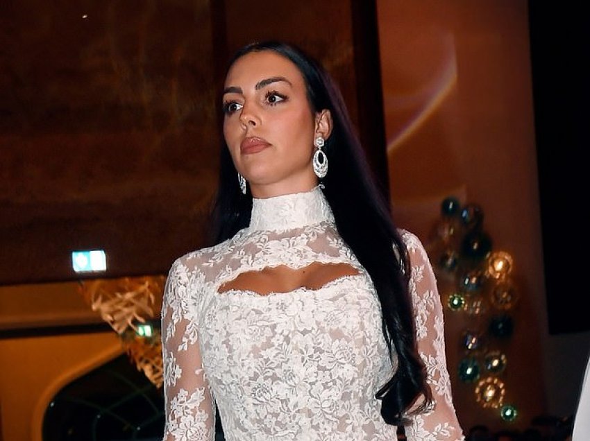 Georgina Rodriguez mahnit me një fustan të bardhë, teksa shoqëron Cristiano Ronaldon për “Globe Soccer Awards”