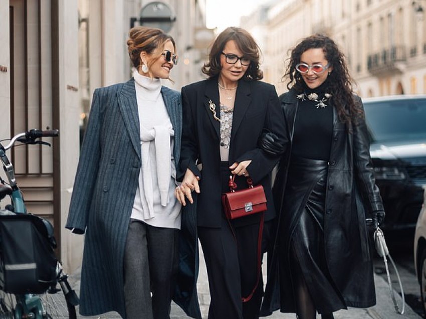 “Janë Ora-t këtu”, Rita me nënën dhe motrën e saj marrin gjithë vëmendjen në Javën e Modës në Paris