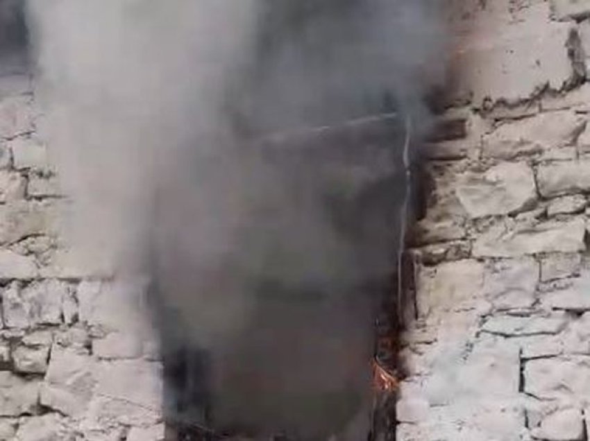 Merr flakë një banesë në Berat, shkak dyshohet e bombula e gazit