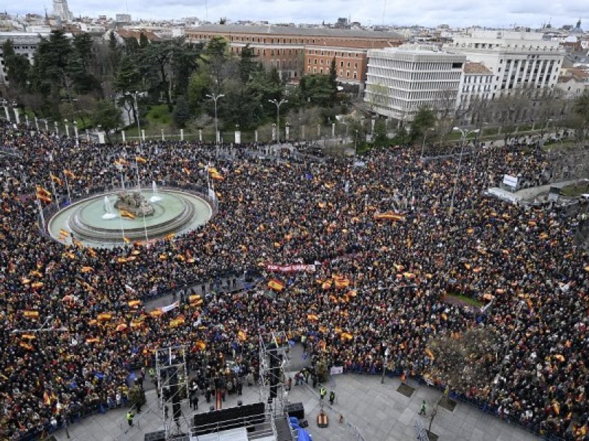 ​Mijëra protestues në Madrid kërkojnë largimin e kryeministrit Sanchez