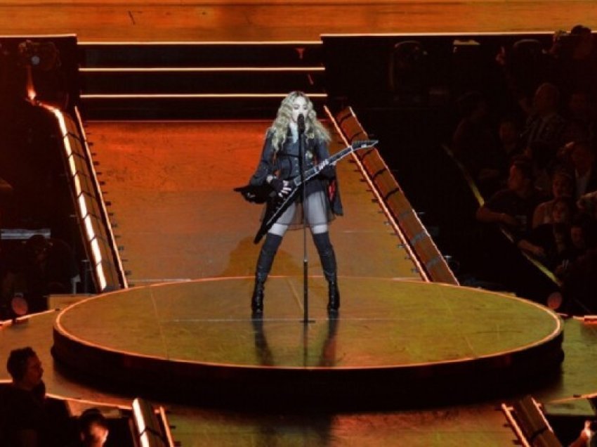 ​Madonna qorton gabimisht fansin e ulur në karrocë me rrota