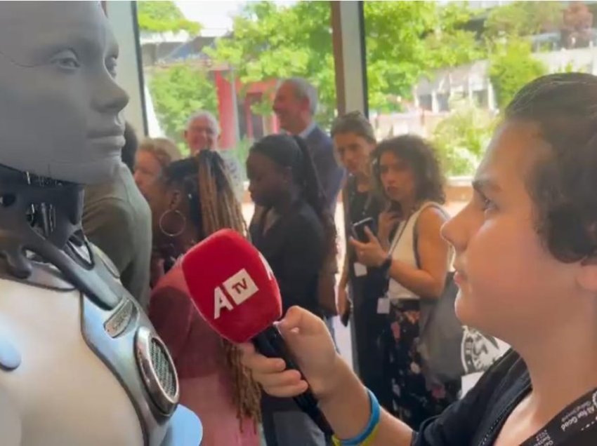 Djali i gazetarit shqiptar në Gjenevë, fëmija i parë në Zvicër që komunikon me një robot të AI 