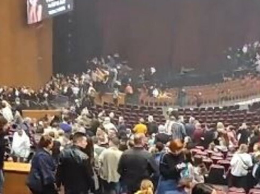 Të shtëna me armë në një sallë koncertesh afër Moskës, të paktën 12 të vdekur e dhjetëra të plagosur