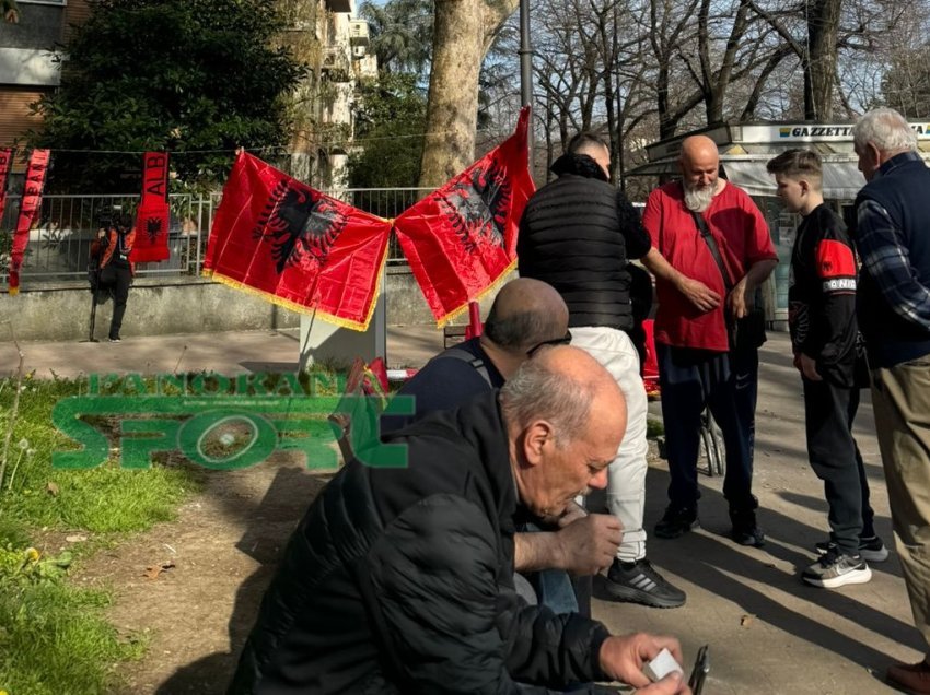 Flamujt shqiptarë skuqin Parmën, tifozët shqiptarë gati për ndeshjen ndaj Kilit