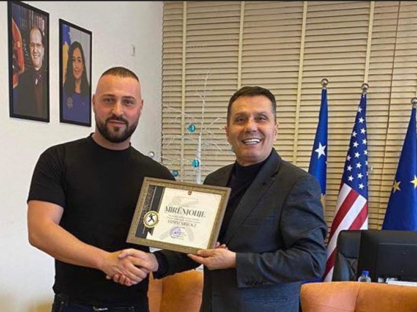 Kryetari i Junikut nderon me mirënjohje Arsim Mirocin, kampion i Kosovës