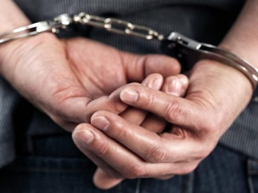 Hyri të vidhte në një banesë, arrestohet në flagrancë 43-vjeçari në Gjirokastër