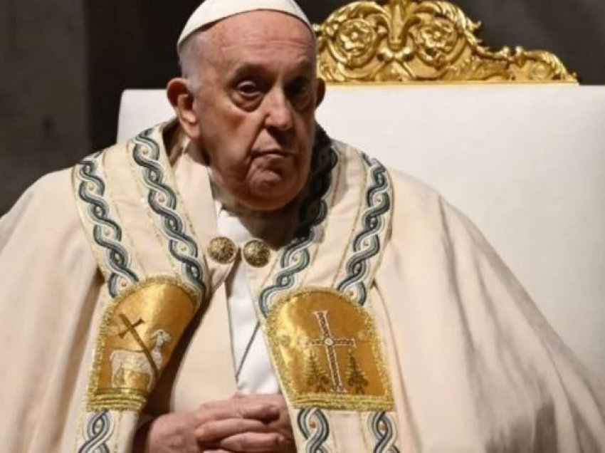 Besimtarët katolikë festojnë Pashkët, Papa Françesku: Të mos lejojmë që të burgosemi nga gurët e vdekjes