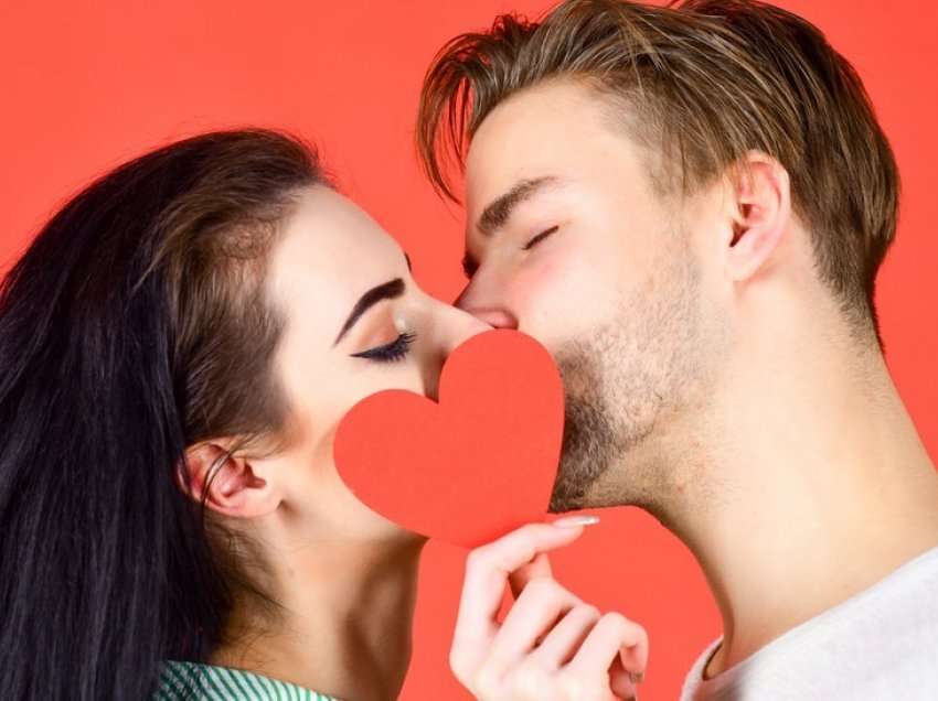 Kalojmë mbi 20 mijë minuta duke puthur, por pse puthim?