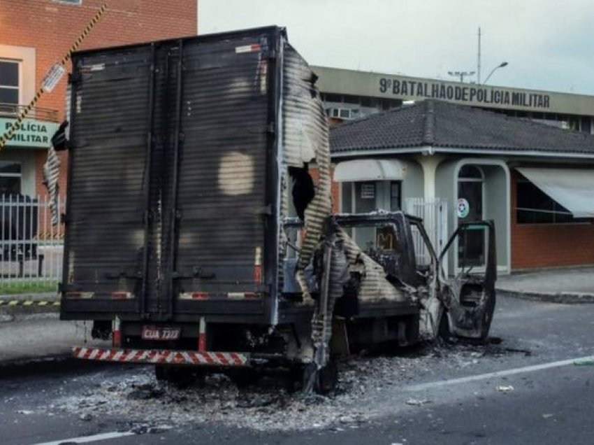 Banda e armatosur sulmon ashpër një qytet në Brazil