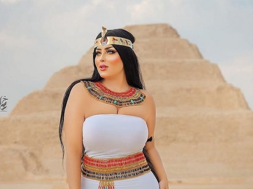 Bënë foto tek Piramidat e Egjiptit, fotografi dhe modelja seksi arrestohen