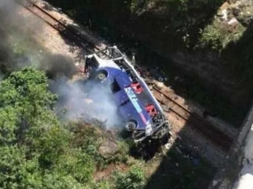 Të paktën 10 të vdekur e 30 të plagosur teksa autobuzi i pushuesve bie nga ura në Brazil