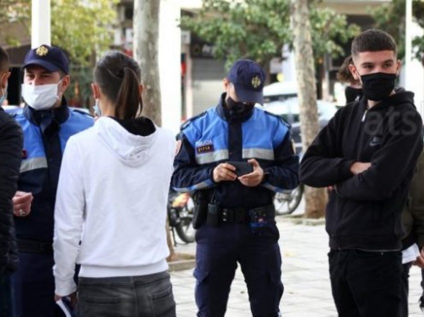 Gjobiten 5 të infektuar që lëviznin rrugëve, 571 qytetarë kapen pa maska, 18 të tjerë “jashtë orarit”