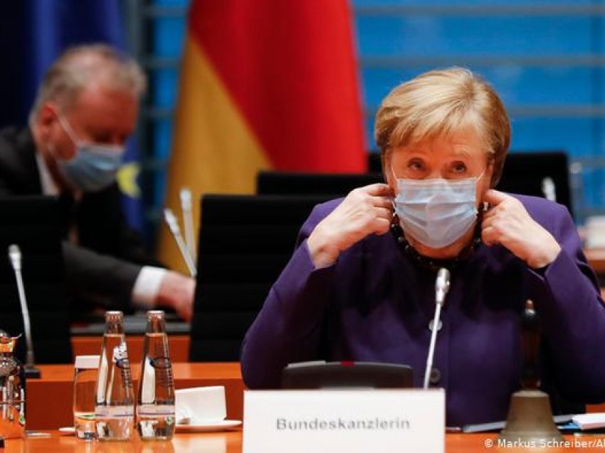 Merkel sheh dritë në fund të tunelit Corona