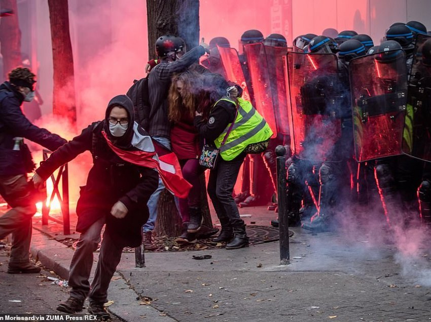 Trazira në Paris, protestuesit përplasen me policinë, ua vënë zjarrin makinave