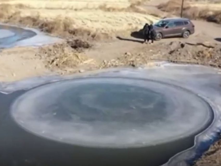 Mos e humbisni, një disk gjigant akulli rrotullohet në lum