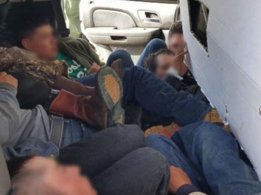 Kapen pesë emigrantë nga Libia në Terminalin Doganor të Tetovës