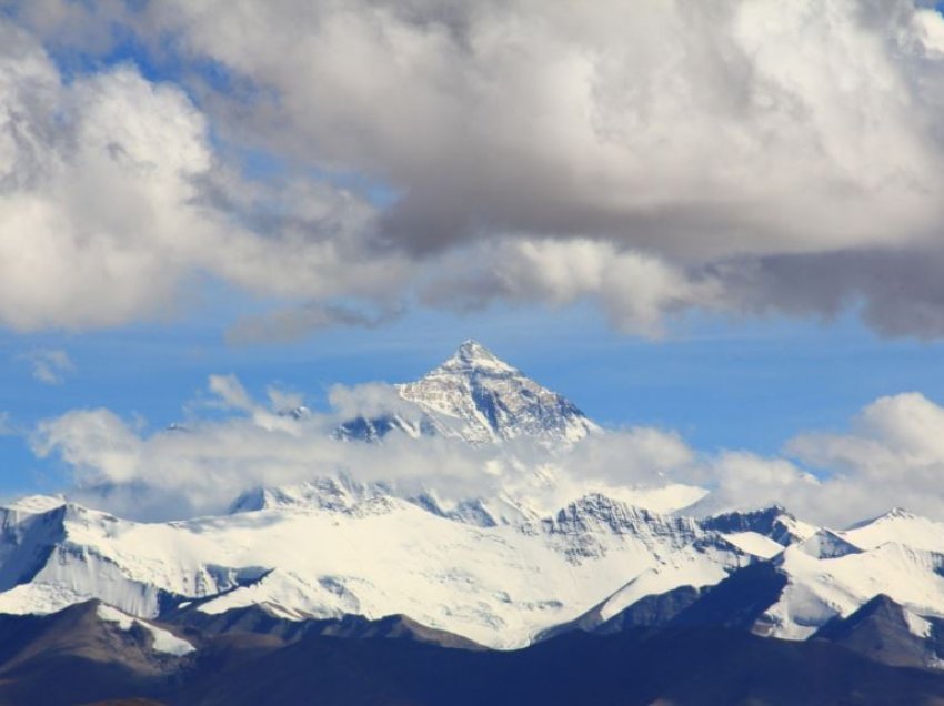 Mali Everest “rritet” për gati një metër