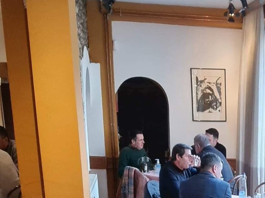 Çfarë po “zihet”? Baton Haxhiu dhe Lumir Abdixhiku në një kafene në Prishtinë  