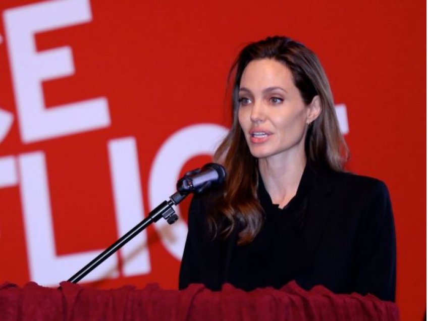 “Shpesh janë të huajt që ju ndihmojnë, mos prisni gjithmonë mbështetje në familje”- Angelina Jolie jep këshilla për gratë që dhunohen: Vetëm ju e dini rrezikun me të cilin përballeni